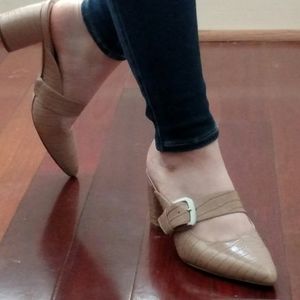 Beige faux alligator skin shoes size 6 by 27 Edit.